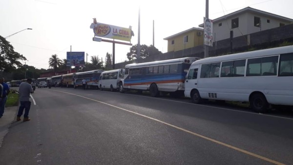 Paro de buses y taxis en Honduras, policías garantizan seguridad